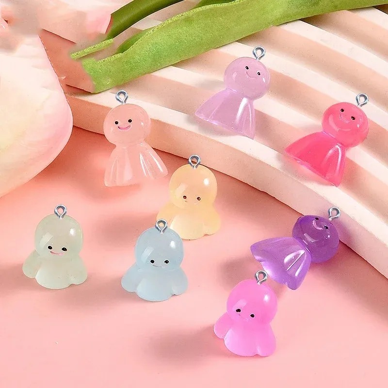 10Pcs Glow In Dark Cartoon Dol - Resin Art Pendant 评论和价格
